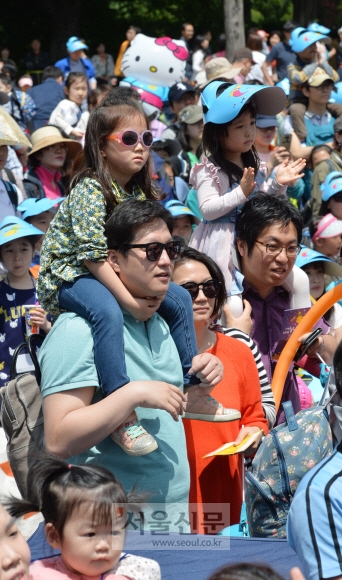 연휴시작 첫날이자 어린이날인 5일 가족과 함께 서울 광진구 어린이대공원을 찾은 어린이들이 아빠 목말을 탄 채 공연을 관람하고 있다.  손형준 기자 boltagoo@seoul.co.kr