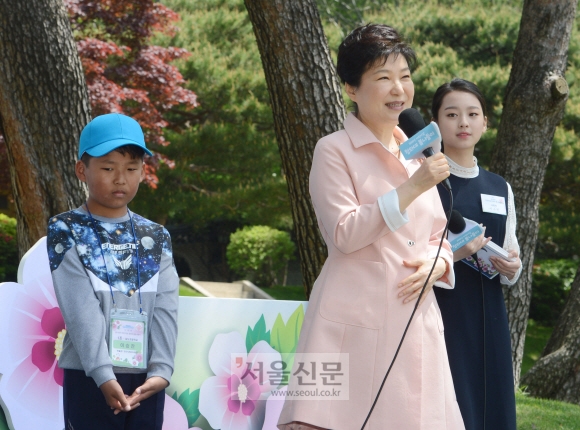 청와대 녹지원에서 박근혜 대통령과 초청된 어린이들이   봄나들이 행복한 어린이 행복한 대한민국 행사를 하고 있다. 안주영 기자 jya@seoul.co.kr