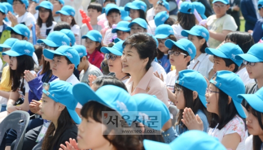 [서울포토] 어린이들과 함께한 박 대통령