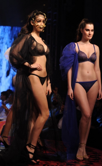 4일(현지시간) 인도 뭄바이에서 열린 트라이엄프 패션쇼에서 모델들이 ‘글램 뉴’ 2016 작품들을 선보이고 있다.<br>AFP 연합뉴스