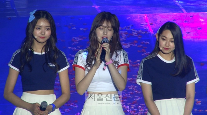 5일 서울 장충체육관에서 걸그룹 아이오아이(I.O.I) 전소미가 멤버들과 함께 수록곡 ‘똑똑똑’의 무대를 펼치고 있다.