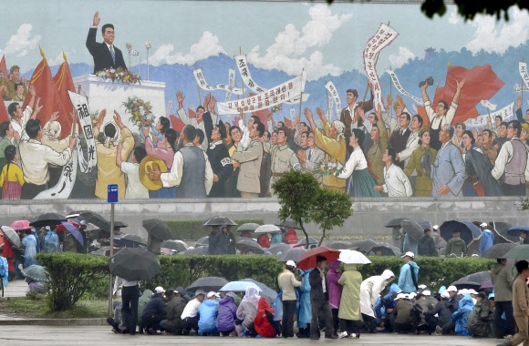 북한 당 대회장 주변에 모인 사람들