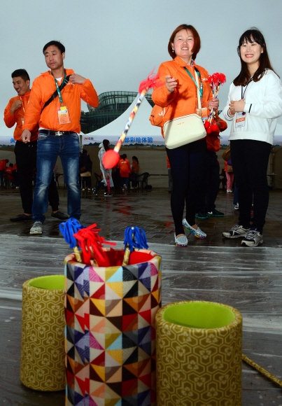 6일 서울 반포한강공원에서 중마이 그룹 삼계탕 파티를 앞두고 중국관광객들이 한국 전통 놀이를 체험 하고 있다.  박윤슬 기자 seul@seoul.co.kr