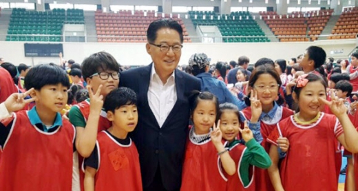 목포 아동센터 행사 참석한 박지원