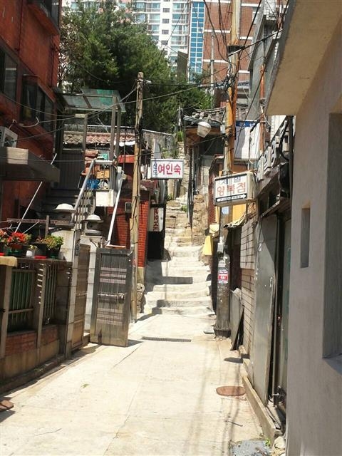 서울시가 3·1운동 100주년인 2019년까지 독립운동 등과 관련된 장소를 명소화해 시민들에게 선보인다. 무악동 옥바라지 골목에는 일제강점기와 군사독재 시절에 투옥된 많은 독립투사와 민주화운동가의 가족들이 옥바라지를 하느라 묵었던 여관이 모여 있다.   서울신문 DB