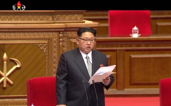 양복 차림으로 북한 노동당 대회에 참석한 김정은