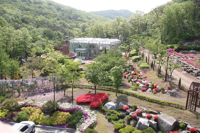 야외에 있는 테마전시원과 온실로 구성된 수목원.  강화군 제공