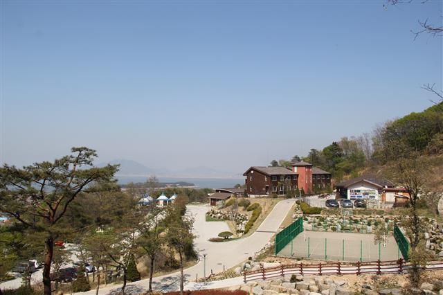 바닷가에 자리잡은 콘도형 숙소인 휴양관. 강화군 제공