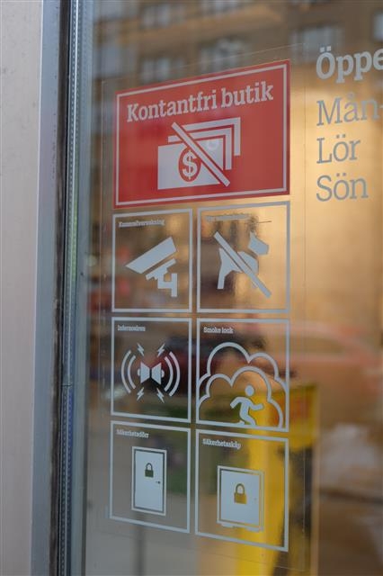 스웨덴 스톡홀름 골목 상점에 나붙은 ‘현금 없는 가게’ 문패. 거스름돈을 내줄 수 없으니 현금만 있는 손님은 들어오지 말라는 의미다.