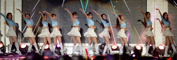 걸그룹 아이오아이가 8일 오후 서울 강남구 코엑스 일대 영동대로에서 열린 C-페스티벌 2016 K-POP 콘서트에서 픽미(Pick Me)공연을 선보이고 있다.  손형준 기자 boltagoo@seoul.co.kr