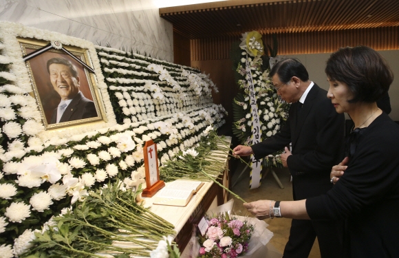 박삼구(왼쪽) 금호아시아나 그룹 회장이 8일 오후 서울 신촌세브란스병원 장례식장에 마련된 방우영 조선일보 상임고문의 빈소에서 조문하고 있다.