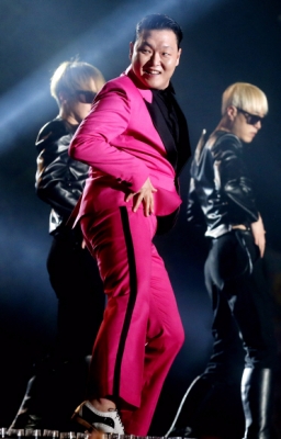 가수 싸이가 8일 저녁 서울 삼성동 코엑스 앞 영동대로에서 열린 ’C-페스티벌 K-POP 콘서트’에서 공연하고 있다. <br>손형준 기자 boltagoo@seoul.co.kr