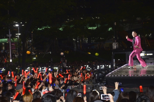 가수 싸이가 8일 저녁 서울 삼성동 코엑스 앞 영동대로에서 열린 ’C-페스티벌 K-POP 콘서트’에서 공연하고 있다.<br>손형준기자boltagoo@seoul.co.kr