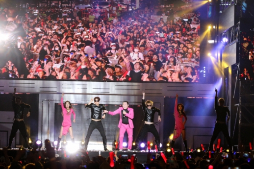 가수 싸이가 8일 저녁 서울 삼성동 코엑스 앞 영동대로에서 열린 ’C-페스티벌 K-POP 콘서트’에서 공연하고 있다. <br>손형준기자 boltagoo@seoul.co.kr
