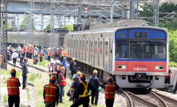 [자료사진] 탈선 열차 복구 작업하는 코레일 관계자들.