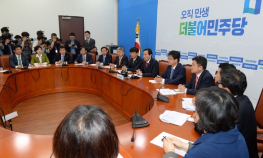 [서울포토]더불어민주당 신임 원내대표단회의