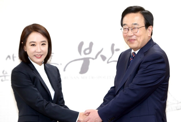 서병수(오른쪽) 부산시장 겸 부산국제영화제 조직위원장과 강수연 부산국제영화제 집행위원장이 9일 오전 부산시청에서 만나 올해 영화제의 성공적인 개최에 합의하는 악수를 하고 있다. 부산 연합뉴스