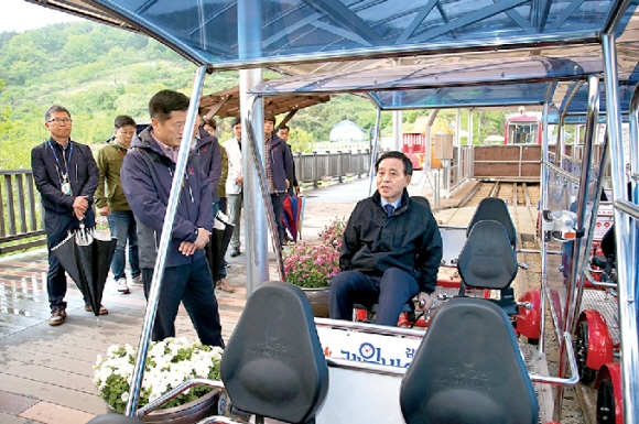 허성곤 김해시장이 지난달 27일 궂은 날씨임에도 불구하고 개장을 이틀 앞둔 낙동강레일바이크 현장을 찾아 직접 시승하며 안전점검을 하고 있다.  김해시 제공