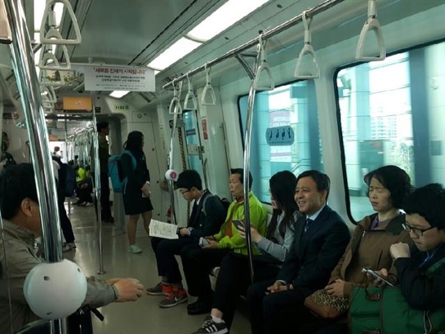 허 시장이 경전철로 출근하며 시민 의견을 듣고 있다.  김해시 제공