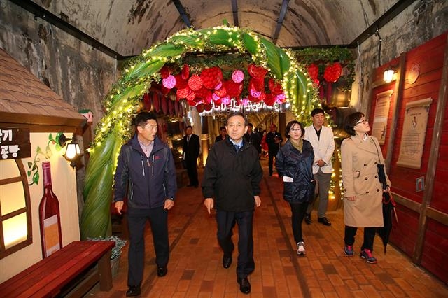 허 시장이 폐선된 생림터널을 활용한 와인동굴을 살펴보고 있다. 김해시 제공