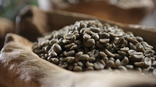 한국과 콜롬비아 양자 간 자유무역협정(FTA)가 15일 발효되면서 원두 관세 철폐로 국내 커피 가격이 인하될 것으로 전망된다.
