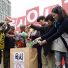 [서울포토] ‘옥시 제품은 모두 쓰레기통으로’