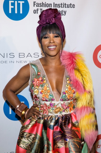 의상디자이너 준 앰브로즈가 9일(현지시간) 미국 뉴욕에서 열린 FIT(Fashion Institute of Technology) 기부모금 파티에 참석해 포즈를 취하고 있다.  AP 연합뉴스