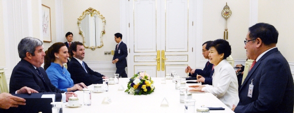 박근혜 대통령이 10일 오후 청와대에서 방한 중인 가브리엘라 미체티 아르헨티나 부통령 겸 상원의장을 접견하고 있다.     안주영 기자 jya@seoul.co.kr