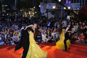 이번 주말 연세로, 왈츠 축제장 된다