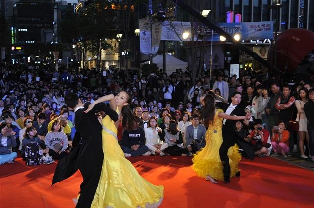 지난해 서울 서대문구 신촌 연세로에서 열린 왈츠 축제.  서대문구 제공