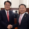[서울포토] 손 맞잡은 유일호 경제부총리-정진석 원내대표
