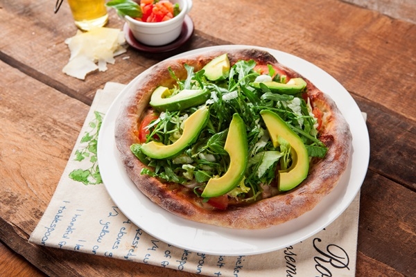 캘리포니아 피자 키친(CPK)의 독특한 메뉴. 피자 도우에 건강식품인 아보카도를 통으로 올린 피자.