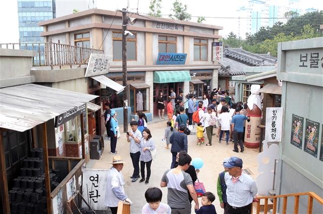 관광객들이 지난해 5월 문을 연 옛 장생포마을을 둘러보고 있다. 울산 남구 제공