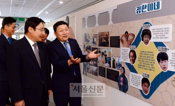 이동진(왼쪽) 도봉구청장과 박동기(오른쪽) 롯데월드 사장이 11일 도봉구청에서 열린 ‘응답하라 1988 사진&체험전’을 둘러보며 대화를 나누고 있다. 강성남 선임기자 snk@seoul.co.kr