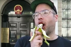 ‘바나나 야하게 먹기’ 금지한 중국 당국에 이색 시위 벌인 유튜버