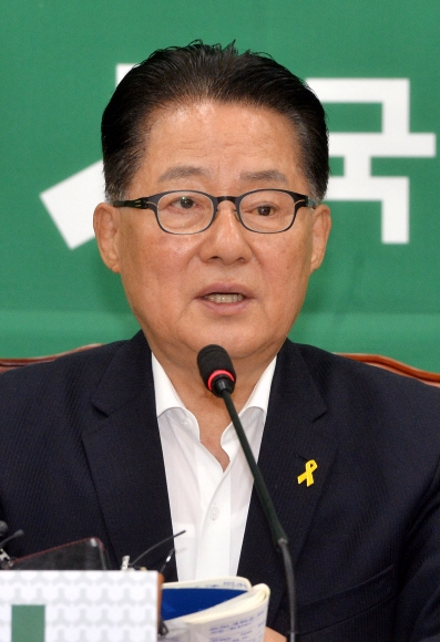 12일 오전 국회에서 열린 국민의당 원내정책회의에서 박지원 원내대표가 모두발언을 하고 있다. 이종원 선임기자 jongwon@seoul.co.kr