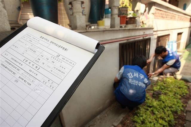 강서구 물관리과 직원들이 공항동에 있는 한 반지하 가구에서 수해에 취약한 곳이 있는지 확인하고 있다. 강서구 제공