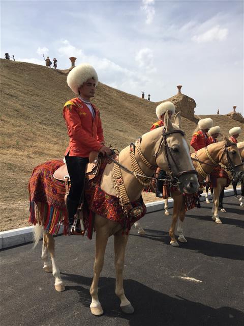 아시아 실내무도대회 개막 500일 전 기념행사에서 전통복장을 한 의장대가 아할테케를 타고 도열해 있다. 고대 동아시아에서 천리마의 상징이었던 ‘한혈마’가 바로 아할테케다. 투르크메니스탄은 아할테케를 천연기념물로 지정해 집중관리한다.