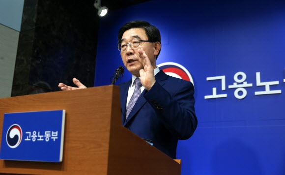 이기권 고용노동부 장관이 12일 오전 정부세종청사 기자실에서 간담회를 갖고 공공·금융 기관이 먼저 직무와 성과 중심으로 임금체계를 개편할 것을 강조하고 있다. 세종 연합뉴스