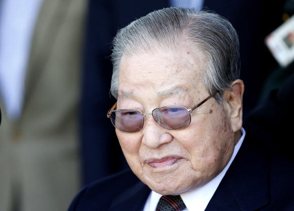 후배 생도 바라보는 김종필