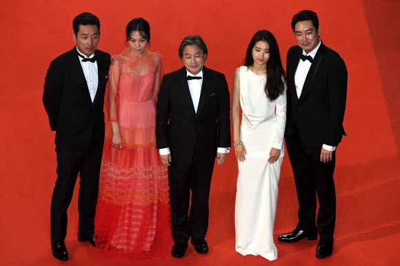 배우 하정우, 김민희, 영화감독 박찬욱, 배우 김태리, 조진웅(왼쪽부터)이 14일(현지시간) 프랑스 칸에서 열린 ‘제69회 칸 국제영화제’ 경쟁부분에 초청된 영화 ‘아가씨’ 레드카펫에서 포즈를 취하고 있다. AFP 연합뉴스