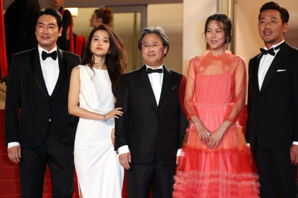 배우 조진웅, 김태리, 영화감독 박찬욱, 배우 김민희, 하정우(왼쪽부터)가 14일(현지시간) 프랑스 칸에서 열린 ‘제69회 칸 국제영화제’ 경쟁부분에 초청된 영화 ‘아가씨’ 레드카펫에서 포즈를 취하고 있다. AFP 연합뉴스