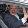 [서울포토] 직접 운전해 청와대 떠나는 이병기