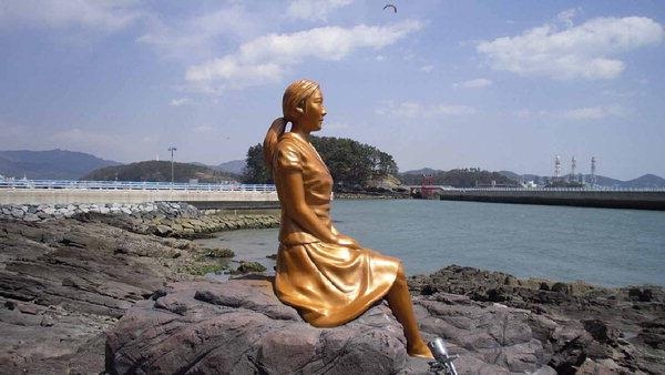 경남 사천시 서금동 노산공원 앞 바닷가에 2011년 11월 건립된 ‘삼천포 아가씨상’. 반야월이 작사한 노래를 기념하기 위해 세운 이 동상 등 6개 시설이 저작권 소송에 휘말렸다. 사천시 제공