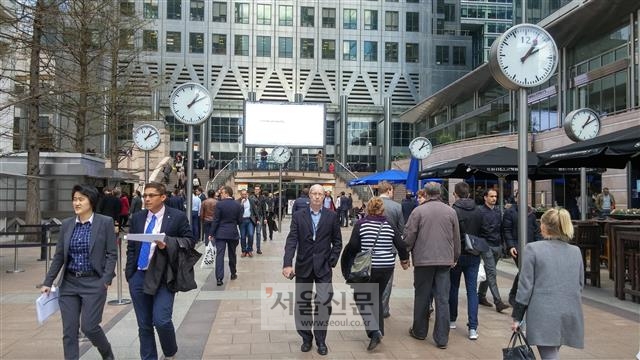 전통 금융사와 핀테크 기업이 공존하는 영국 런던의 금융 중심지 카나리워프의 원캐나다스퀘어 앞 광장. 금융사 직원들이 바쁘게 이동하고 있다. 오른쪽은 카나리워프의 상징인 원캐나다스퀘어 빌딩.
