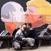 푸틴·트럼프 ‘키스 벽화’… 우리 잘 어울리나요?