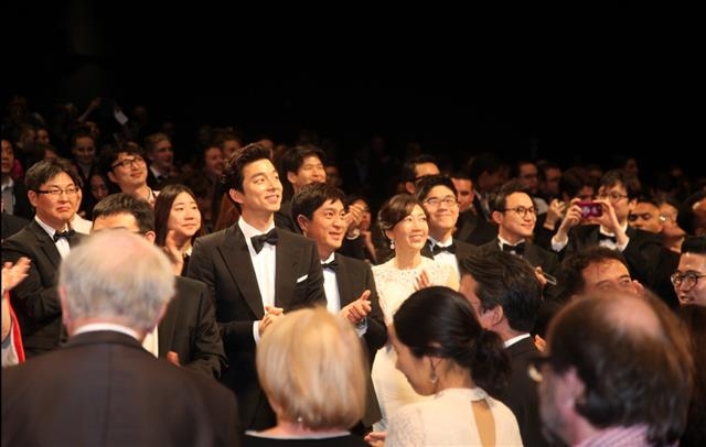 비경쟁 부문인 ‘미드나이트 스크리닝’ 세션에 초청된 연상호 감독의 ‘부산행’ 시사회가 끝난 뒤 배우 공유 등 관계자들이 관객의 기립박수를 받으며 스크린을 바라보고 있다. NEW 제공