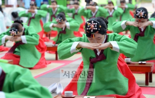 전통 성년식 체험…“저도 어른이에요” 서울신문DB