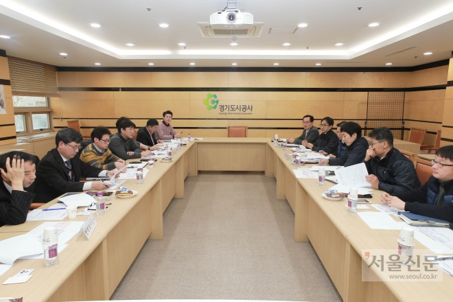 경기도시공사가 지난 2월 관련 기관과 함께 도시재생 실무협의회 토론회를 갖고 있다. 