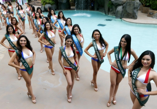 2016년 미스 어스 필리핀(Miss Earth Philippines) 선발대회 참가자들이 필리핀 마닐라의 호텔 수영장에서 포즈를 취하고 있다.AP 연합뉴스